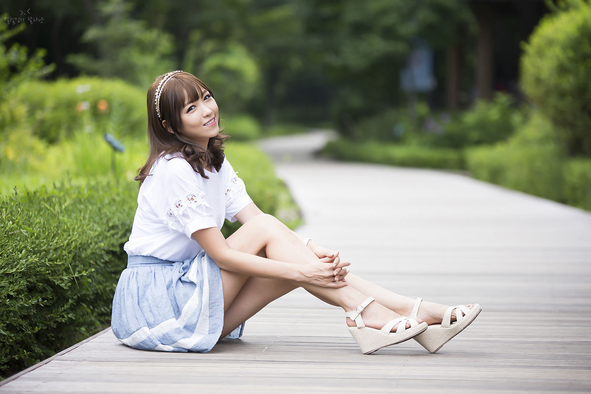 [韩国美女] 李恩慧 - 公园短裙外拍  第9张