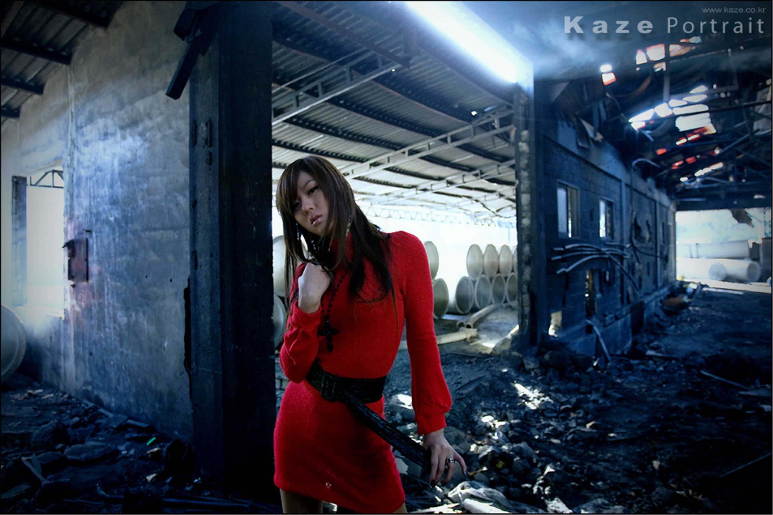 韩国模特黄美姬《废墟里的红衣美女》