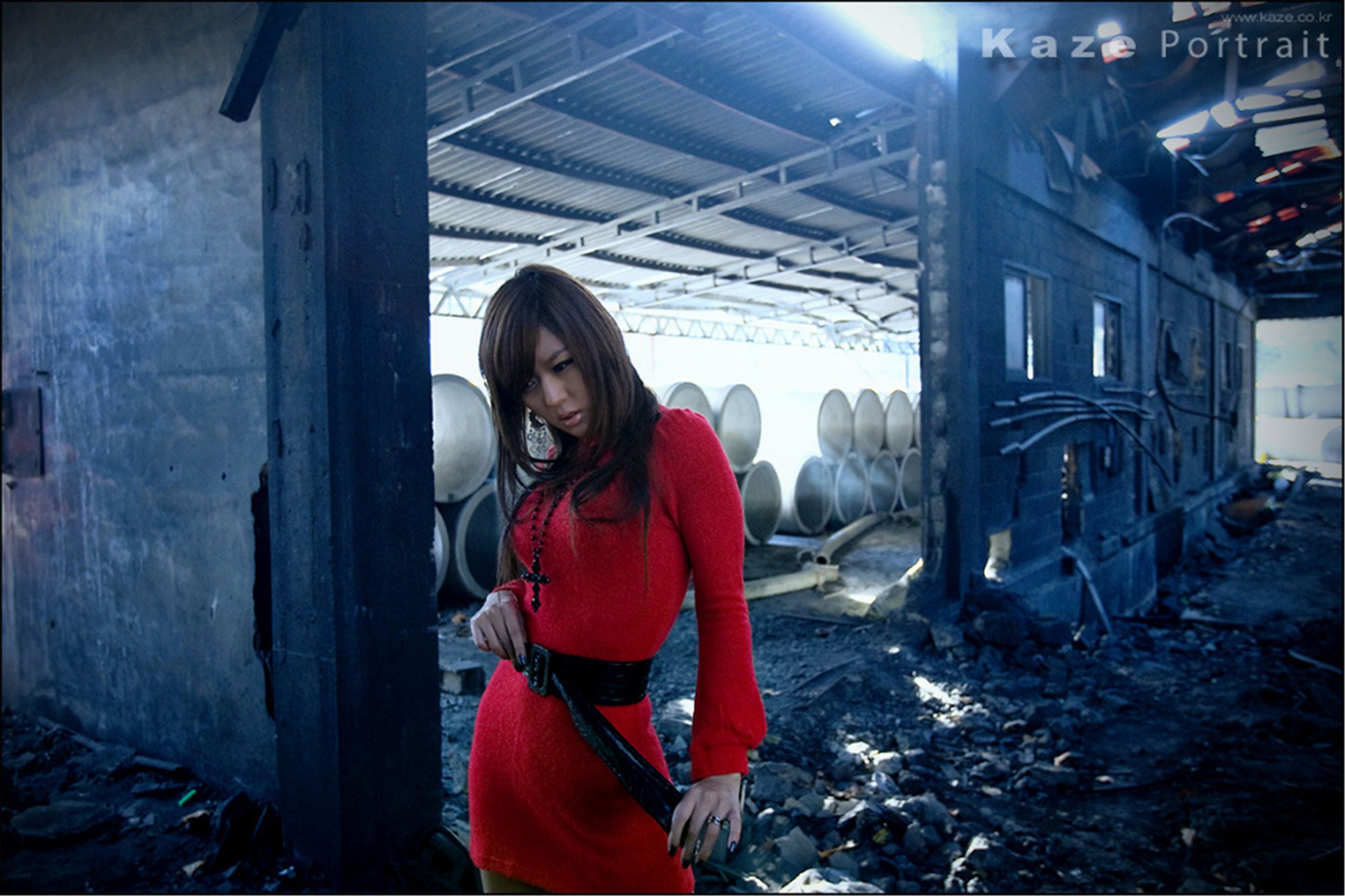 韩国模特黄美姬《废墟里的红衣美女》