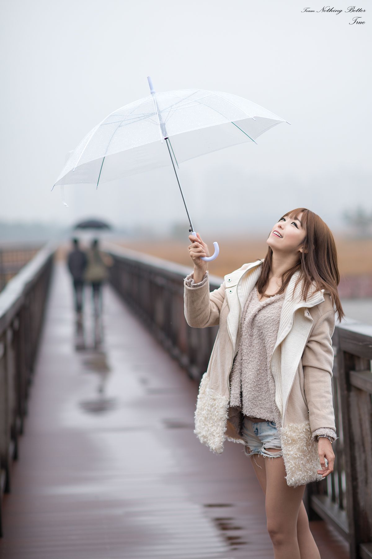 极品韩国美女李恩慧《下雨天街拍》  第33张